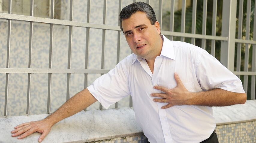 La osteocondrosis torácica a menudo se manifiesta como una sensación de dolor en la zona del corazón.