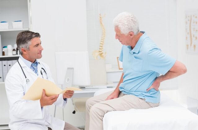 un paciente con artrosis en una cita con el médico